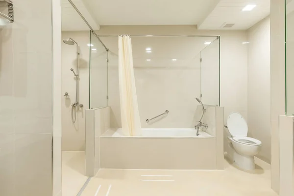 Modernes Badezimmerinterieur Mit Waschbecken Und Badewanne Luxuriöse Duschdekoration Für Haus — Stockfoto