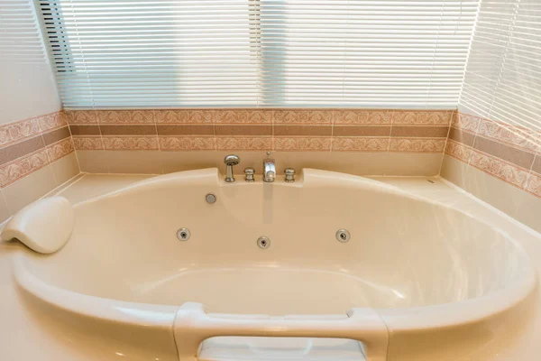 Πολυτελής Μπανιέρα Για Μπάνιο Εσωτερική Διακόσμηση Για Σπίτι Και Καθιστικό — Φωτογραφία Αρχείου