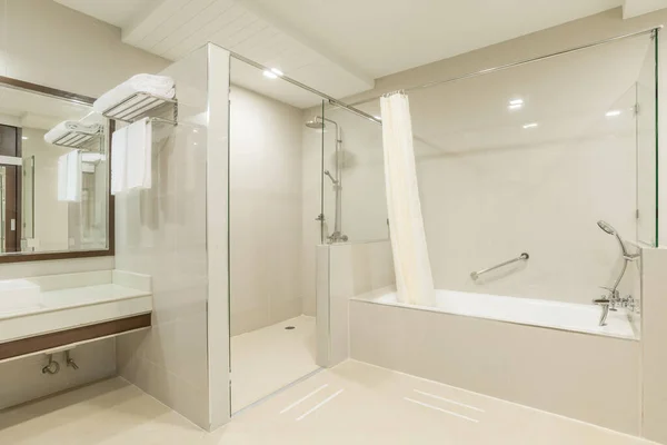 Μοντέρνο Εσωτερικό Μπάνιο Νιπτήρα Και Μπανιέρα Πολυτελή Διακόσμηση Ντους Για — Φωτογραφία Αρχείου