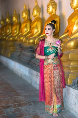 Tayland giysisi giymiş güzel Asyalı kadınlar Tayland kültürüne ve geleneklerine göre antik Ayutthaya, Tayland tapınağında geleneksel