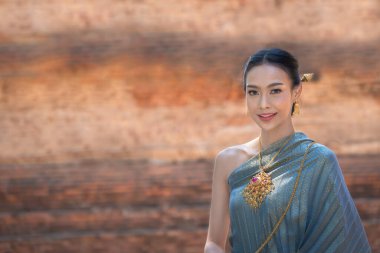 Tayland giysisi giymiş güzel Asyalı kadınlar Tayland kültürüne ve geleneklerine göre antik Ayutthaya, Tayland tapınağında geleneksel