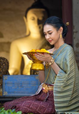 Tayland giysisi giymiş güzel Asyalı kadınlar Tayland kültürüne ve geleneklerine göre antik Ayutthaya, Tayland tapınağında geleneksel