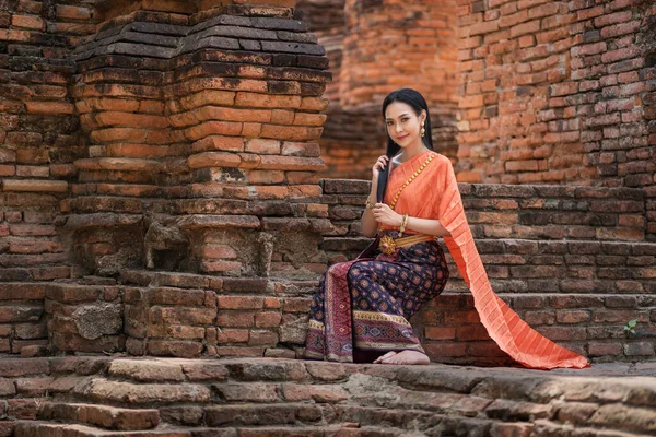 タイの民族衣装に身を包んだ美しいアジアの女性タイの伝統文化と伝統古代寺院で Ayutthaya Thailand — ストック写真