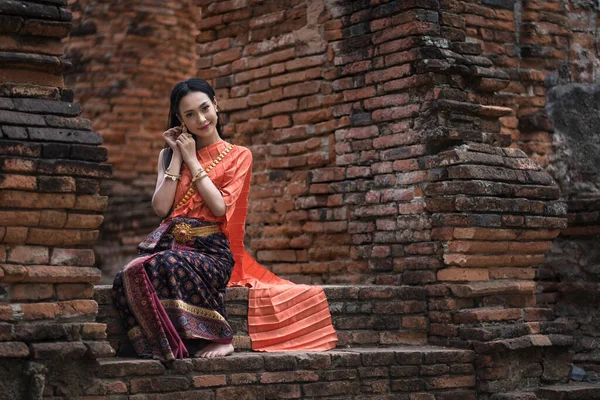 在泰国的Ayutthaya古寺 身着传统泰式服装的美丽的亚洲女人遵循着泰国的传统文化和传统 — 图库照片