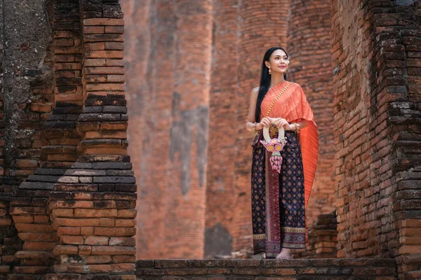 Belle Donne Asiatiche Con Bella Ghirlanda Mano Indossare Costume Tradizionale — Foto Stock