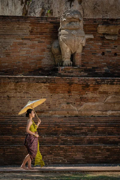 在泰国的Ayutthaya古寺 身着传统泰式服装的美丽的亚裔泰国妇女在传统的泰国文化和传统的熏陶下 — 图库照片