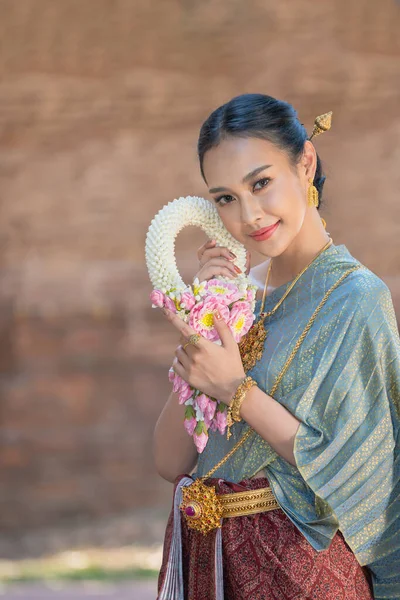 Mulheres Tailandesas Asiáticas Bonitas Com Belas Guirlanda Aqui Mão Vestindo — Fotografia de Stock