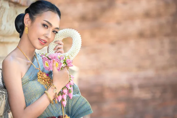 在泰国的Ayutthaya古寺 亚洲美女手握美丽的花环 穿着传统的泰国服装 符合泰国文化 — 图库照片