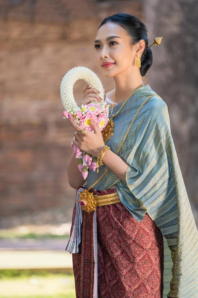 Pretty Asian Thai Women Beautiful Garland Here Hand Wearing Traditional — Stock Photo, Image