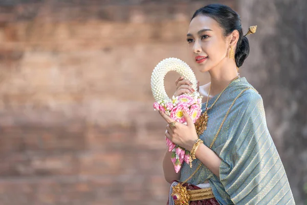 Pretty Asian Thai Women Beautiful Garland Here Hand Wearing Traditional — Stock Photo, Image