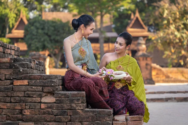 在泰国的Ayutthaya古寺 亚洲漂亮的泰国妇女手握美丽的花环 穿着传统的泰国服装 符合泰国的文化 — 图库照片