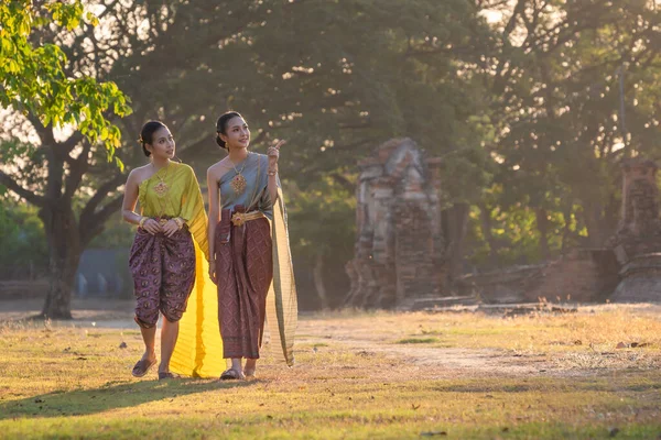 Asian Women Walking Historical Ancient Temple Ayutthaya Thailand Pretty Girl — Stock Photo, Image