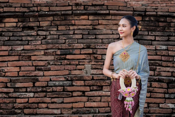 Pretty Asian Thai Women Holding Beautiful Garland Here Hand Wearing — Stock Photo, Image