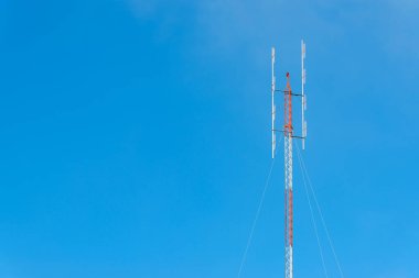 Mavi gökyüzü amatör radyo için yüksek frekanslı Katlanmış Dipole anten kulesi