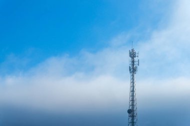 Telekomünikasyon ekipmanları, cep telefonu anten kulesi, kablosuz iletişim, cep telefonu kulesi, sabah sisli..