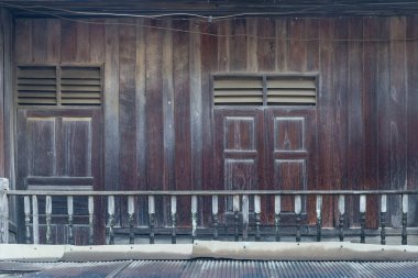 Tayland 'daki eski ahşap balkon..