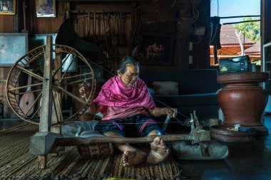 Chiangmai, Tayland - 24 Aralık 2017: Yaşlı kadınlar Mae Chaem Bölgesi, Chiang Mai, Tayland 'da geleneksel Tayland tekstil geleneksel kültür tasarımı kumaşları dokuma gösterileri