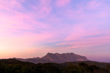 Tayland 'ın Chiang Mai bölgesindeki Doi Luang Chiang Dao Dağı' nda güzel bir günbatımı. Kuzey Tayland 'daki en yüksek ikinci dağ.