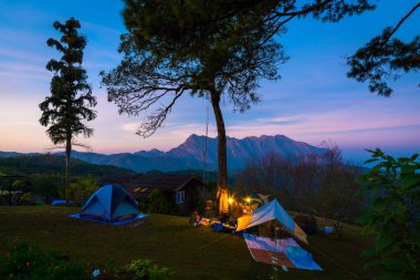 Tayland 'ın Chiang Mai şehrinde Doi Luang Chiang Dao Dağı manzaralı güzel popüler kamp yeri. Kuzey Tayland 'ın en yüksek ikinci dağları olan inanılmaz bir doğa yürüyüşü için eğlence ve seyahat mekanıdır.