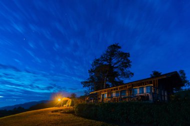 Tayland 'ın Chiang Mai şehrinde Doi Luang Chiang Dao Dağı manzaralı güzel popüler kamp yeri. Kuzey Tayland 'ın en yüksek ikinci dağları olan inanılmaz bir doğa yürüyüşü için eğlence ve seyahat mekanıdır.