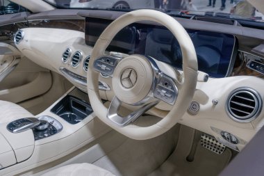 Bangkok, Tayland - 28 Kasım 2019: Mercedes AMG S560 Premium Cabriolet üstü açık yeşil renk Otomobil Fuarı 36.