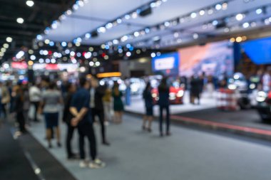 Kalabalık koridorların ve sergi salonundaki standın bulanık arkaplan görüntüsü, Kavram Motor Fuarı, Motor Fuarı