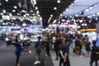 Kalabalık koridorların ve sergi salonundaki standın bulanık arkaplan görüntüsü, Kavram Motor Fuarı, Motor Fuarı
