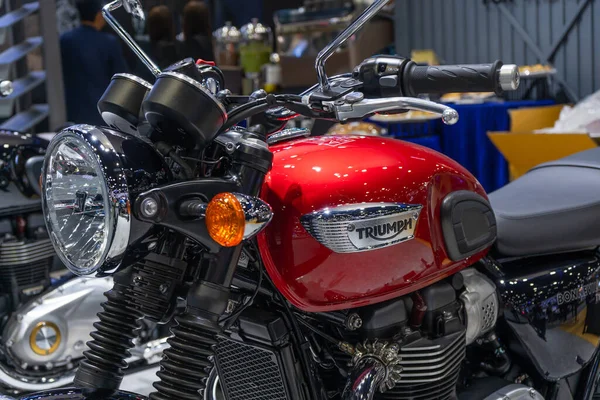 Bangkok, Tayland - 28 Kasım 2019: Triumph Tiger Touring klasik motosiklet sergisi 36. Otomobil Fuarı 2019, Tayland