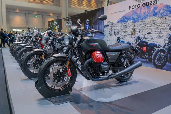 バンコク 2019年11月28日 Moto Guzziのオートバイとアクセサリーがタイ ムアントンタニのImpact Exhibition Centerで開催されるMotor Expo 2019に展示されます — ストック写真