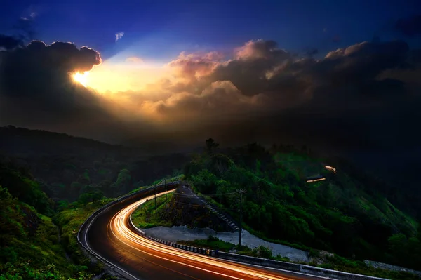 สวนสาธารณะดอยอ นทนนท Doi Inthanon National Park แสงสว างจากรถว งบนถนน นสถานท — ภาพถ่ายสต็อก