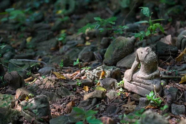 Antiga Estátua Buda Danificada Antiga Escultura Pedra Foram Deixados Muitos — Fotografia de Stock