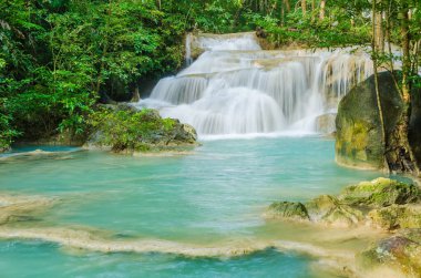 Tayland 'ın ulusal parkındaki Erawan şelalesi güzel yeşil doğa manzarası Kanchanaburi, Tayland' da popüler şelaledir.