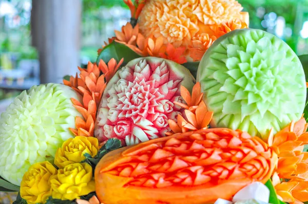 Frutta Intagliato Modellato Forma Bei Fiori Tradizionale Arte Thailandese Pulizia — Foto Stock