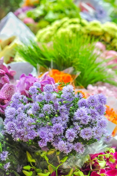 Bellissimi Fiori Viola Decorazione Sul Tavolo Buffet Casa Interni Viventi — Foto Stock