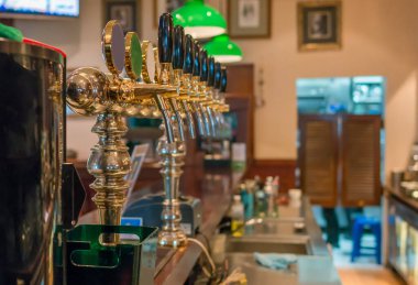 Bira makinası. Barda ve barda bira fıçıları dolduruyor. Gündüzleri rahatlamak için içiliyor.