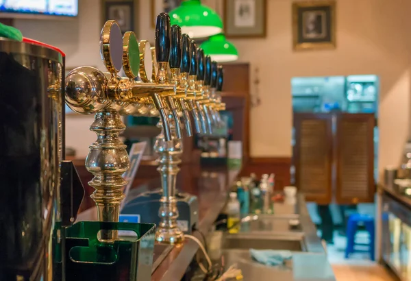 Bira makinası. Barda ve barda bira fıçıları dolduruyor. Gündüzleri rahatlamak için içiliyor.