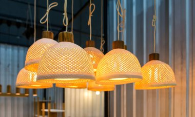 Modern tavan lambaları ofis inşaatı ya da ev dekorasyonu ve modern yaşam tarzı kavramları için bambu hasırından uygulanan ampuller.