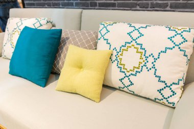 Modern bej renkli kanepede renkli yastıklar ofis inşaatı ya da ev yapımı ve canlı akitecture dekorasyonu modern konsept için iç mimari