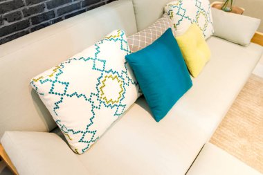 Modern bej renkli kanepede renkli yastıklar ofis inşaatı ya da ev yapımı ve canlı akitecture dekorasyonu modern konsept için iç mimari