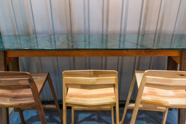 Chaise Moderne Bois Avec Comptoir Marbre Vert Intérieur Pour Immeuble — Photo