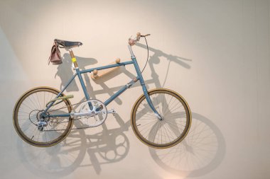 Beyaz duvara asılmış antika gri bisiklet ev ve canlı akitecture retro dekorasyon için sınırlı iç mekan modern konsept