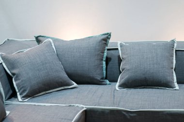 Lüks kumaş kanepe üzerinde modern gri kumaş yastıklar ev için beyaz duvar iç dekorasyonu ve yaşayan akitecture dekorasyonu çağdaş konforlu rahatlama konsepti