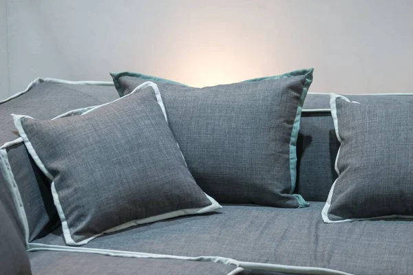 Almohadas Tela Gris Moderna Sofá Tela Lujo Con Interior Pared — Foto de Stock