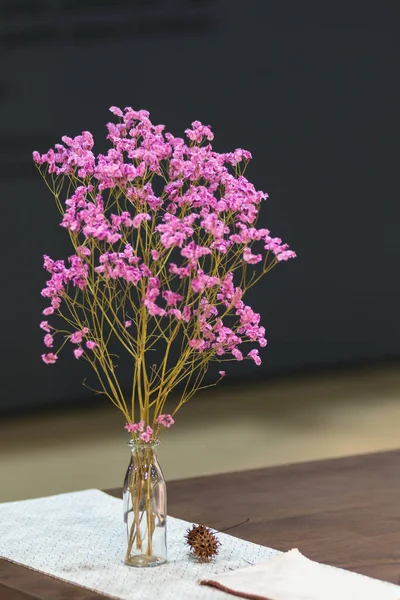 Hermosa Flor Rosa Jarrones Vidrio Mesa Madera Con Interior Pared — Foto de Stock