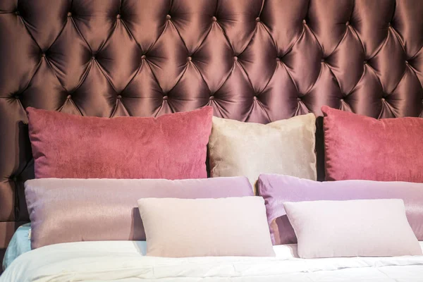 現代的な赤 ピック ベージュ色のカラフルな枕と自宅や生活のためのベッドのインテリアに茶色のクッションヘッドボード現代的な快適なリラクゼーションコンセプト — ストック写真