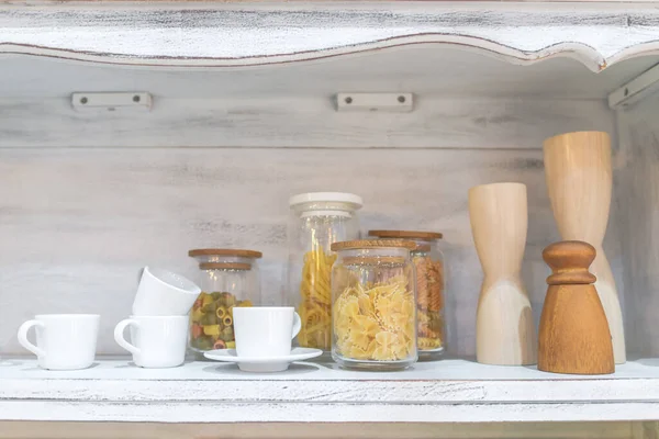 Белый Деревянный Кухонный Шкаф Белой Керамической Чашкой Кофе Различными Пищевыми — стоковое фото