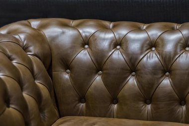 Ofis binası ya da ev için klasik kahverengi deri kanepe ve koyu gri arka plan konseptiyle yaşayan akitektür dekorasyonu.