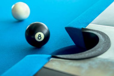Amerikan bilardo topu ya da bilardo masasında oynanan çeşitli oyunlarda ipuçlarının masanın kenarındaki cepleri birbirine çarptırmak için kullanılıyor.