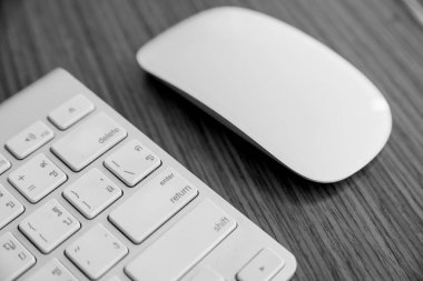 Beyaz kapalı klavye ofis masa masası kişisel bilgisayar için çok kullanışlı bir araçtır. Günlük hayatta iş için bazı klavye karakterleri kavramına odaklanarak kelimeler yazmak gereklidir.