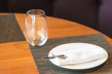 Bar ve bardaki ahşap masa takımı ve kahverengi kumaş bez içecek ekipmanı, içki konsepti için restuarant.